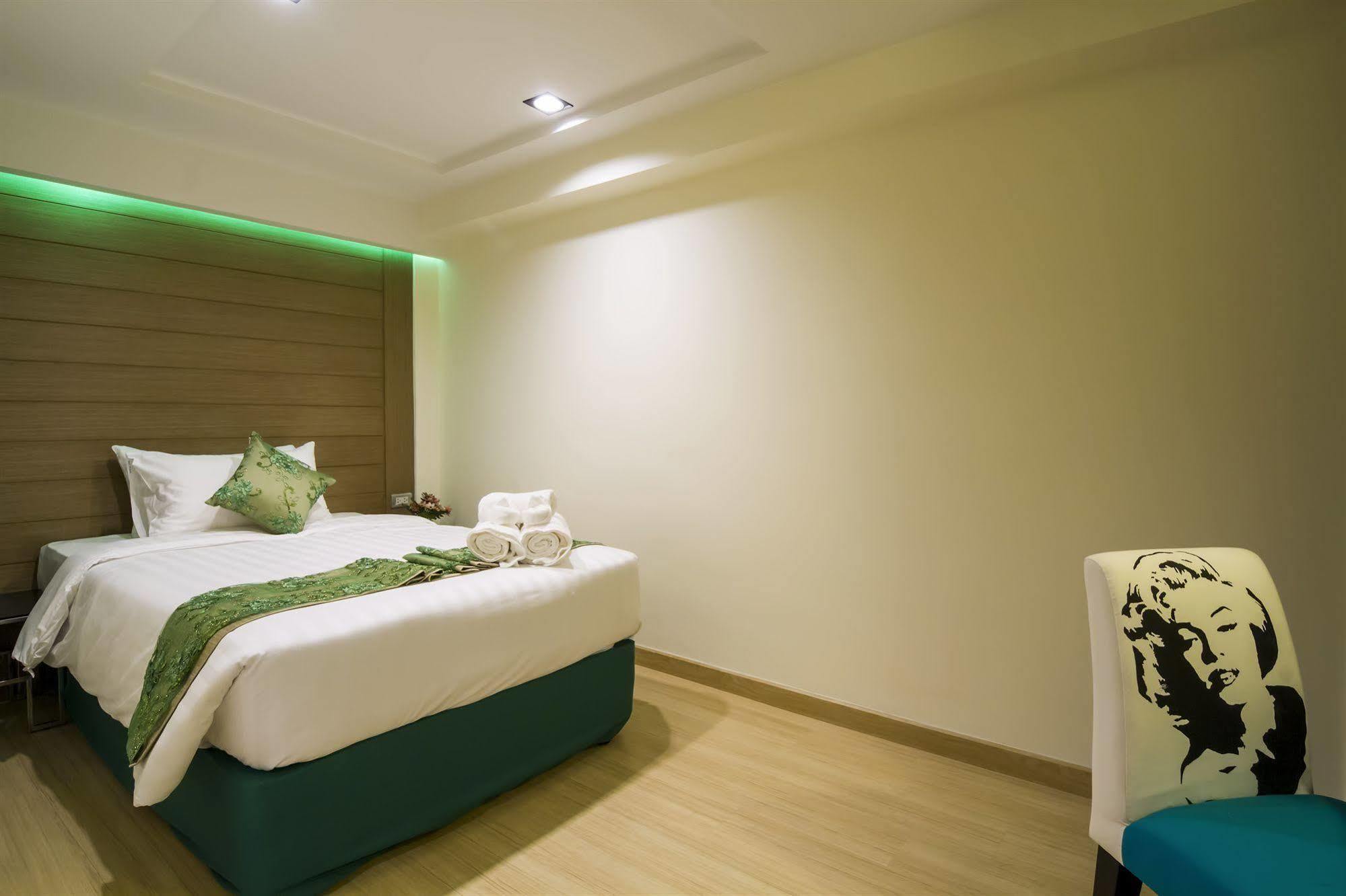 Eleven Avenue Suites Bangkok Luaran gambar