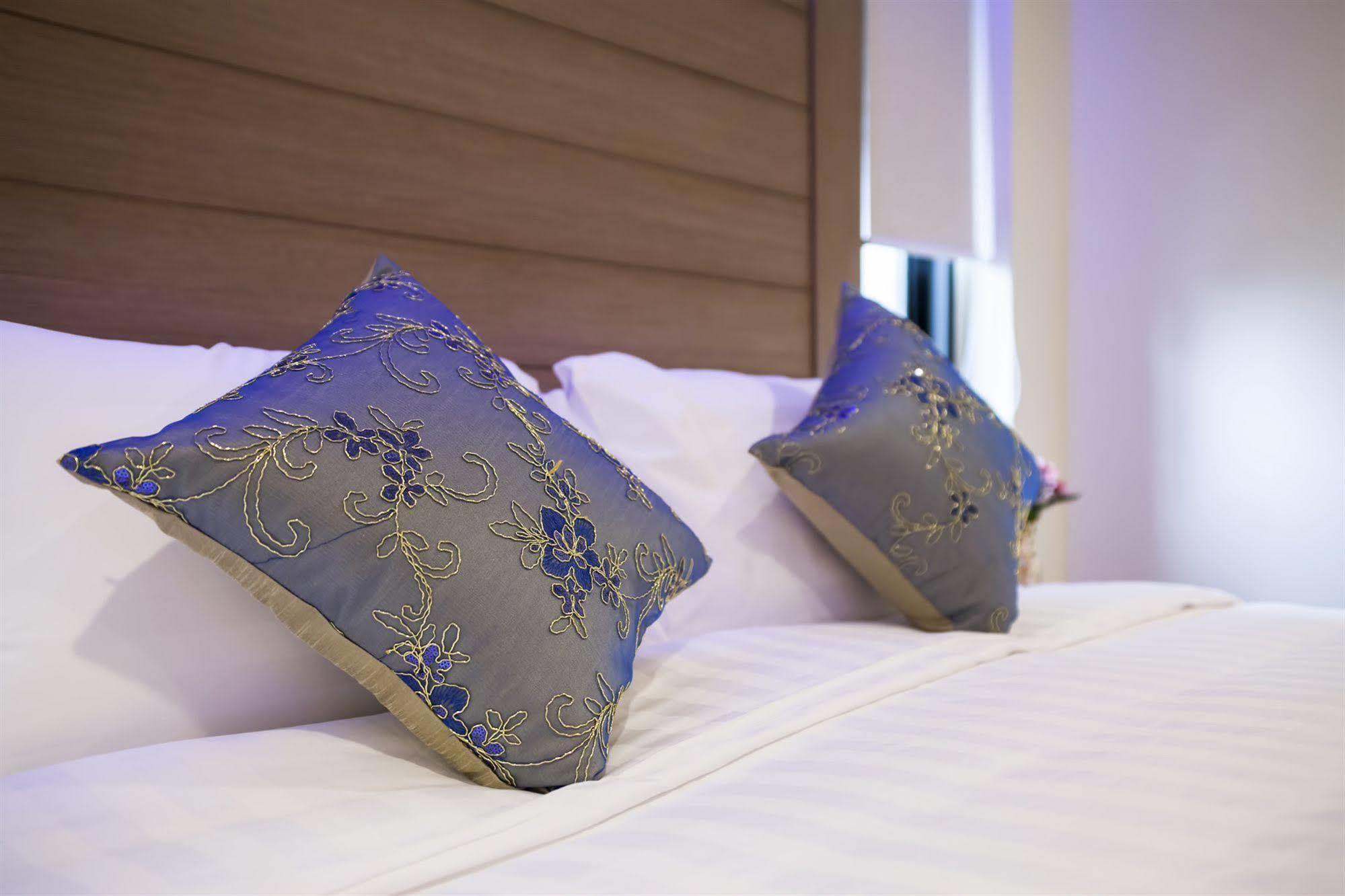 Eleven Avenue Suites Bangkok Luaran gambar