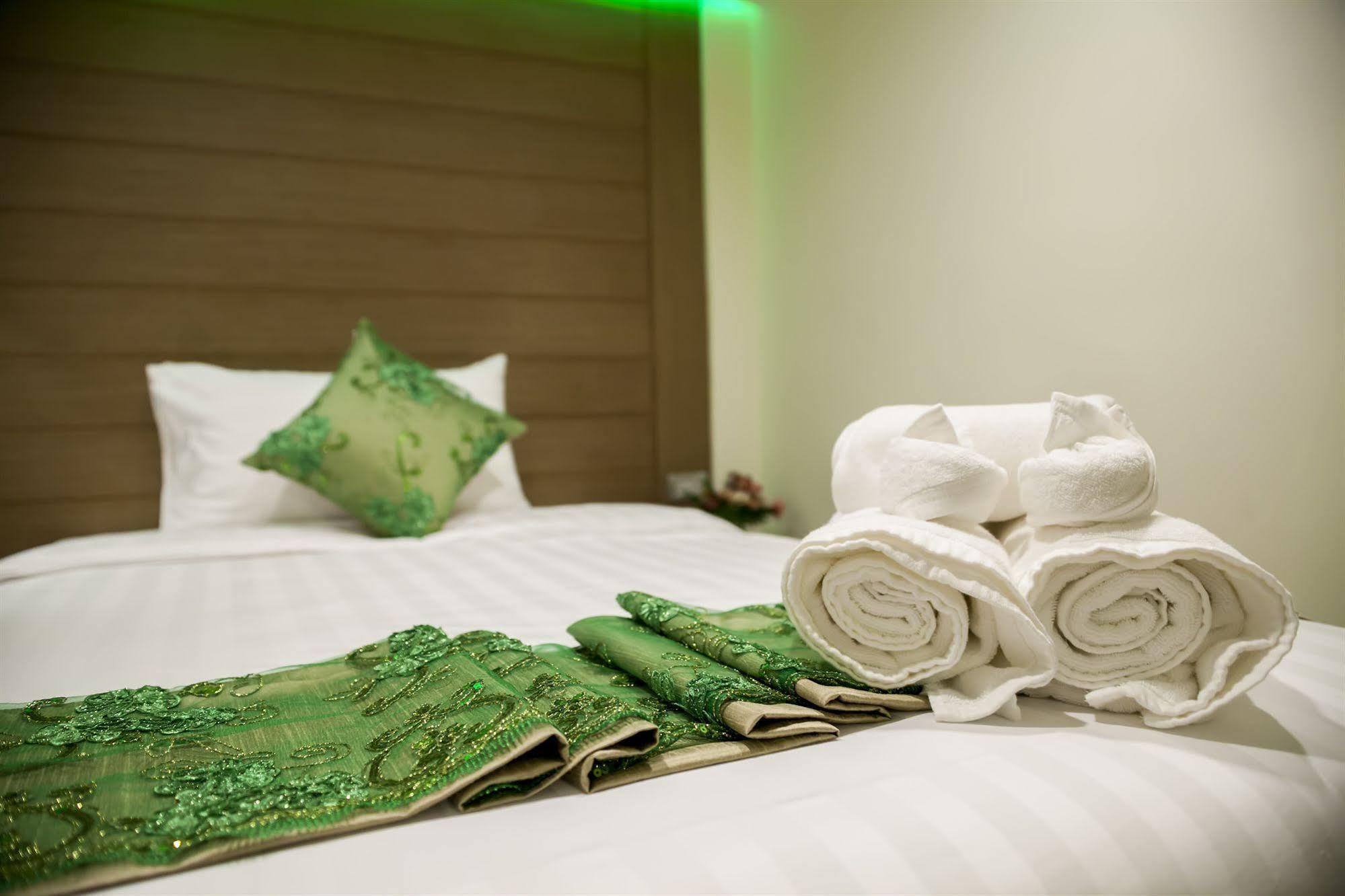 Eleven Avenue Suites Bangkok Luaran gambar
